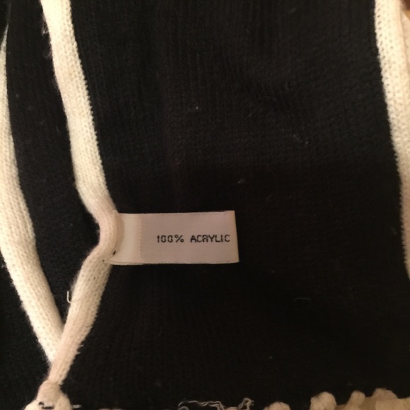 Xtra Long Blk & Wht Reversible Scarf🧣 - Picture 14 of 15